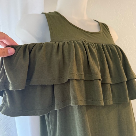 a.n.a. A new approach Green Ruffle Sleeveless off shoulder Top Size M casual - Picture 2 of 7